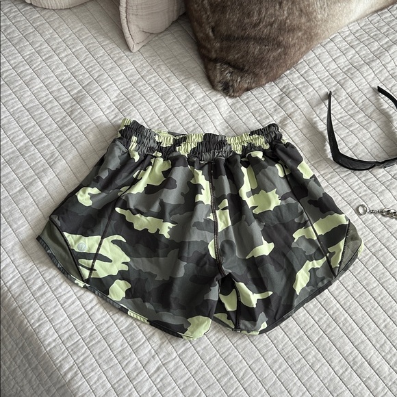Lululemon hotty hot neon army green, gray camo, running lined shorts women’s 4 - Picture 7 of 13